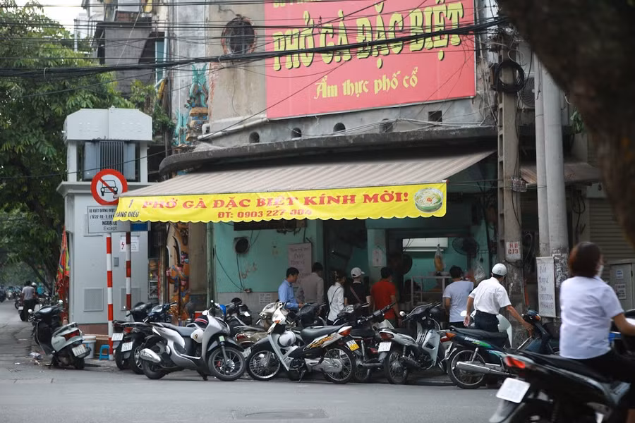 Trong ngày đầu tiên mở cửa trở lại, nhiều quán phở có lượng khách đến đông kín cửa hàng.