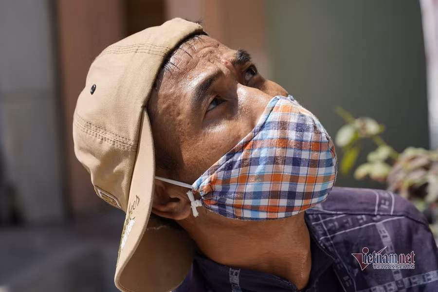 Mồ hôi ươt như tắm khi phải làm việc dưới cái nắng gần 40 độ