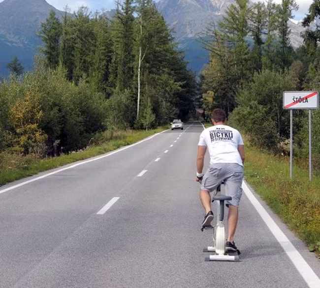 Đạp xe cả ngày mà vẫn đứng yên một chỗ.