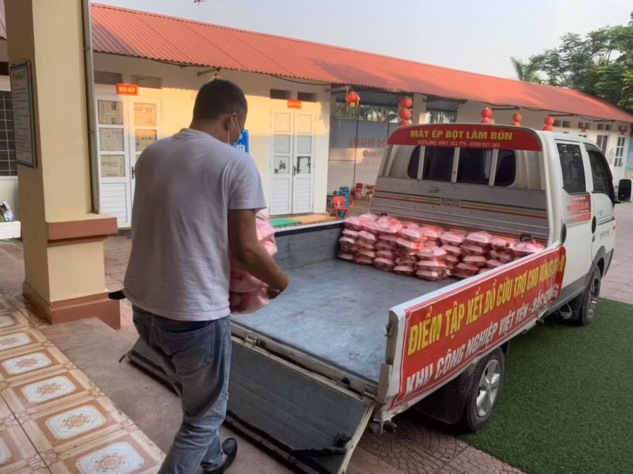 Những chuyến xe tình nguyện chở cơm để phục vụ bà con đang thực hiện cách ly tập trung tại Trường Mầm non thị trấn Thắng