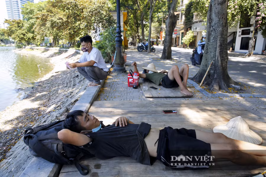 Những địa điểm gần hồ nước, nhiều cây xanh thu hút người dân lao động tự do tới ngủ, nghỉ.