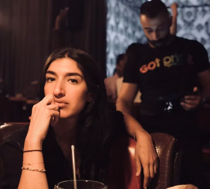 Cô gái này đã chụp một bức ảnh cùng với người bạn cùng phòng của mình và khi nhìn vào tấm hình nhiều người trông thấy chàng trai này như có một cánh tay rất dài.