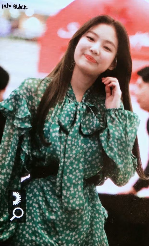 Nói về sự đa dạng trong phong cách, Jennie cũng có thể chuyển từ sexy sang lãng mạn và đẳng cấp, sang trọng hơn. Chiếc váy xanh này thể hiện đẳng cấp và sự dịu dàng của Jennie.