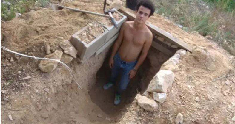 Andres Canto đứng bên ngoài chiếc hang của mình. Andres Canto đứng bên ngoài chiếc hang của mình.