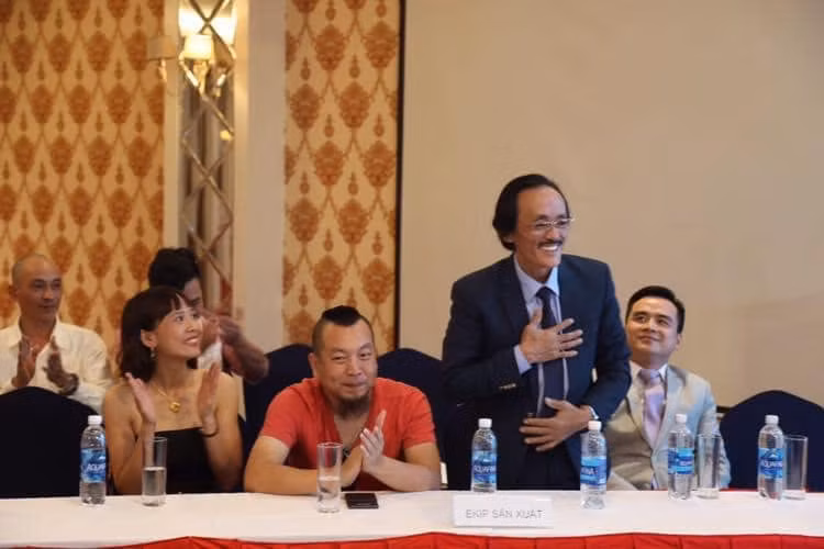 Cũng nhân ngày đặc biệt này, Nghệ sĩ Giang Còi chia sẻ rằng: "Nhân ngày Nhà Báo Việt Nam, tôi xin được gửi tới các bạn bè của tôi, các đồng nghiệp của tôi và tất cả những người đang cầm bút, chiến đấu vì mục tiêu Công bằng - Dân chủ, vì cuộc sống Hạnh Phúc của nhân dân, vì sự tồn - vong của đất nước, dân tộc một lời chúc mừng trân trọng nhất. Chúc mọi người có một sức khỏe dồi dào, một mái nhà đầm ấm, một gia đình Hạnh Phúc, một sự nghiệp vẻ vang. Chúc mọi người luôn kiên định, không một kẻ nào, thế lực nào, cám dỗ nào có thể bẻ cong ngòi bút. Chúng ta cùng cố gắng nhé !".