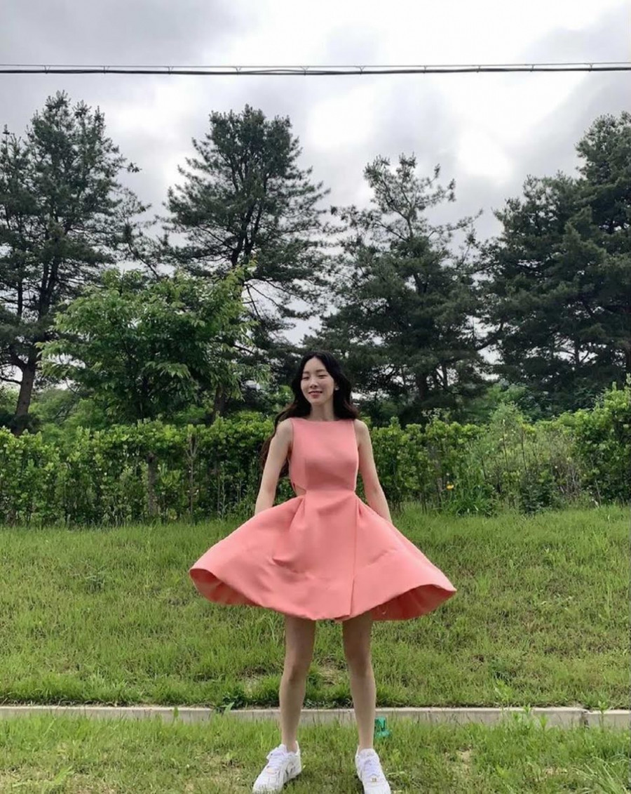 Taeyeon thường bị các thành viên trong nhóm trêu chọc vì chiều cao có phần khiêm tốn hơn nhưng điều đó càng làm tăng thêm vẻ đáng yêu của cô ấy!
