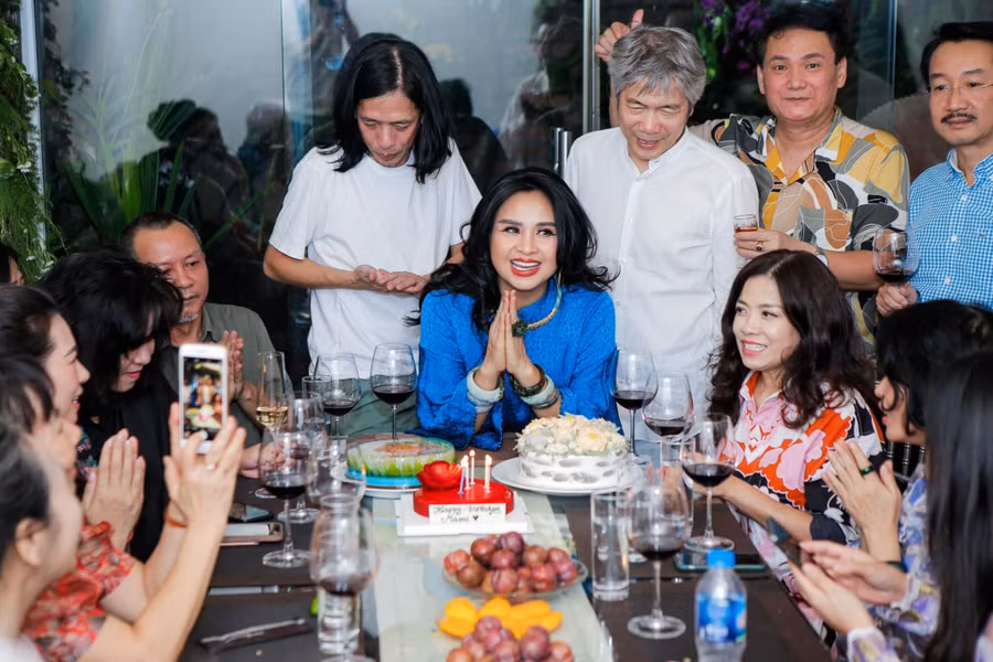 Dưới bài đăng của Thanh Lam, nhiều bạn bè, sao Việt như Tùng Dương, BTV Quang Minh, Nguyễn Trần Trung Quân, Đinh Tiến Dũng... đã gửi lời chúc mừng đến cô và bạn trai.