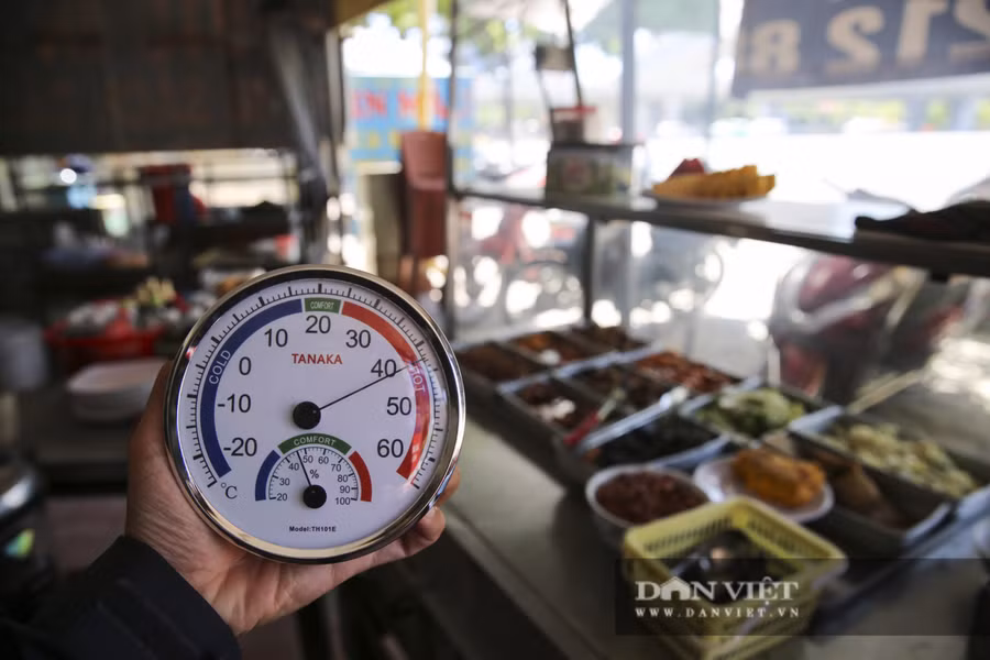 Nhiệt độ đo được tại một quán cơm gần mặt đường có thể lên đến hơn 41 độ C.