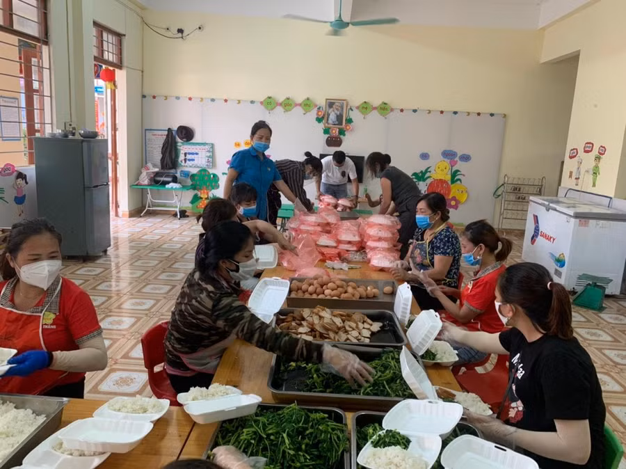 Bắc Giang: Trường Mầm non Đức Thắng - Hiệp Hòa "đỏ lửa" bếp ăn tình nguyện phục vụ khu cách ly y tế ảnh 18