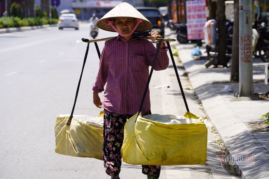 Nắng nóng bào mòn sức lực của người lao động ngoài đường phố