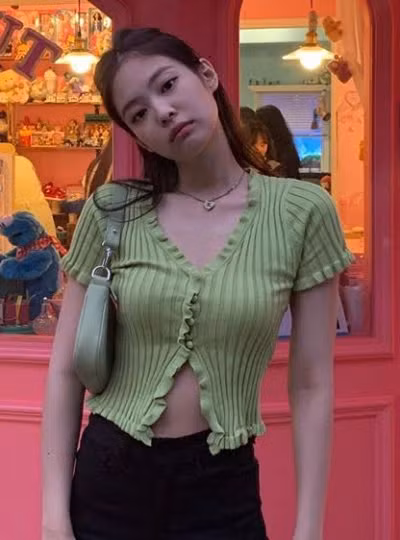 Jennie chắc chắn là một người đi đầu trong xu hướng! Sau khi thể hiện hình ảnh tuyệt đẹp của mình trong chiếc áo thời thượng nhưng vẫn giản dị này, có vẻ như nhiều người đang cố gắng để có được vẻ ngoài giống như cô nàng này.