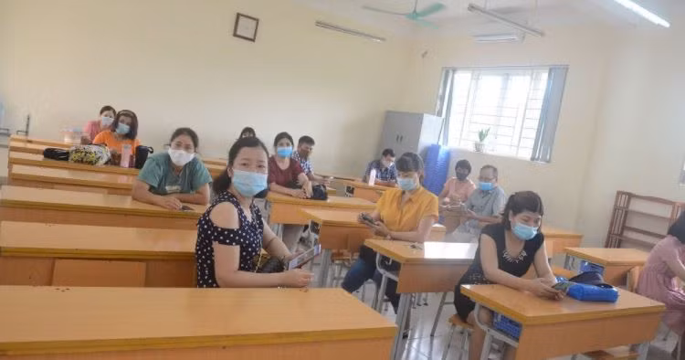 Các bậc phụ huynh được bố trí phòng chờ trong lúc thí sinh làm bài thi.