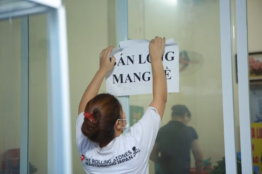 Biển bán hàng mang về đã được chủ quán xé bỏ.