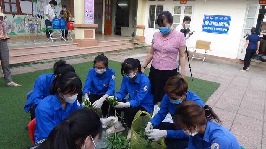 Phó Trưởng Phòng GD&amp;ĐT huyện Hiệp Hòa Nguyễn Thị Nga động viên đội tình nguyện đã giúp sức cùng nhà trường