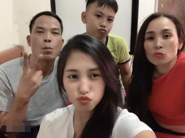 Hoa hậu Tiểu Vy tâm sự: "Chúc mừng ngày gia đình Việt Nam. Hôm nay vội tìm lại những hình cũ chụp cùng ba mẹ bỗng nhớ nhà, nhớ ba mẹ, nhớ những kỷ niệm khi con còn là đứa trẻ bên ba mẹ. Thời gian trôi nhanh quá, mới đây mà con đã xa nhà được gần 5 năm rồi. Sống xa nhà, không có ba mẹ bắt buộc con phải tự lập, tự làm chủ cuộc sống của mình. Trong 5 năm qua, con đã được học, được trải nghiệm và đối mặt với nhiều những thử thách, từ 1 Tiểu Vy chỉ ngày ngày nhõng nhẻo thấm thoát đã trở thành cô bé mạnh mẽ trưởng thành để ba mẹ yên tâm rùi.... Dẫu bạn có chạy theo hoài bão, đam mê thì hãy luôn nhớ rằng gia đình là trên hết nhé, nếu hôm nay bạn không được về nhà đừng ngần ngại rút điện thoại gọi về nhà và thử một lần nói những lời yêu thương với bố mẹ nhé".