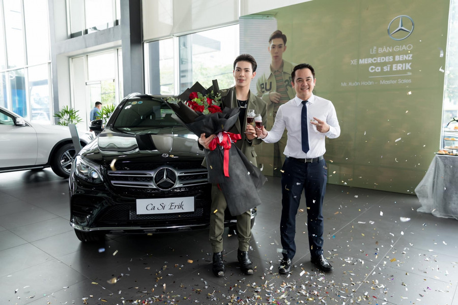 Năm 2020, Erik dành tiền đi hát từ nhiều năm qua để mua tặng bố mẹ một chiếc xe hơi thương hiệu Mercedes-Benz GLC300 màu đen với giá gần 2,4 tỷ đồng. &quot;Đây là chiếc xe tôi mua tặng bố nhân dịp sinh nhật lần thứ 62 của ông. Bố đã quá vất vả chăm lo cho gia đình. Bố chính là người thường chở tôi mỗi lần đi diễn xa. Nói là tặng quà sinh nhật nhưng vẫn được xài ké của bố&quot;, Erik viết.