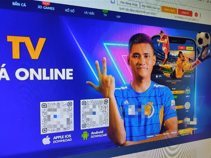 Công Vinh xuất hiện trên banner quảng cáo gây tranh cãi.