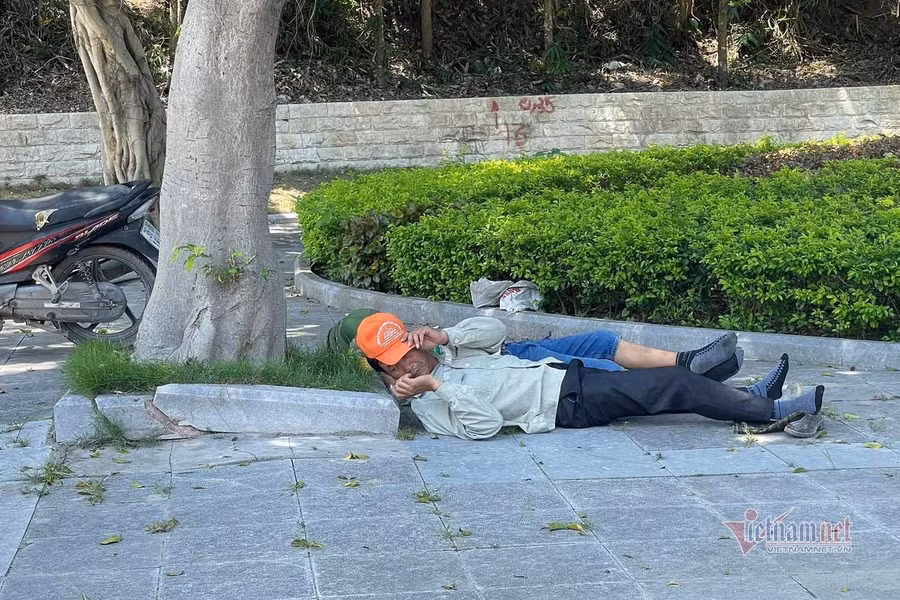 Bóng mát vỉa hè là nơi tranh thủ ngủ trưa của người dân lao động những ngày nắng nóng