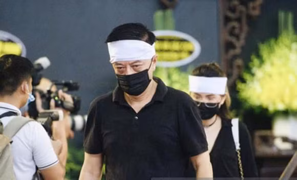 Chồng cũ của Hoa hậu Thu Thủy tới tiễn biệt cô.