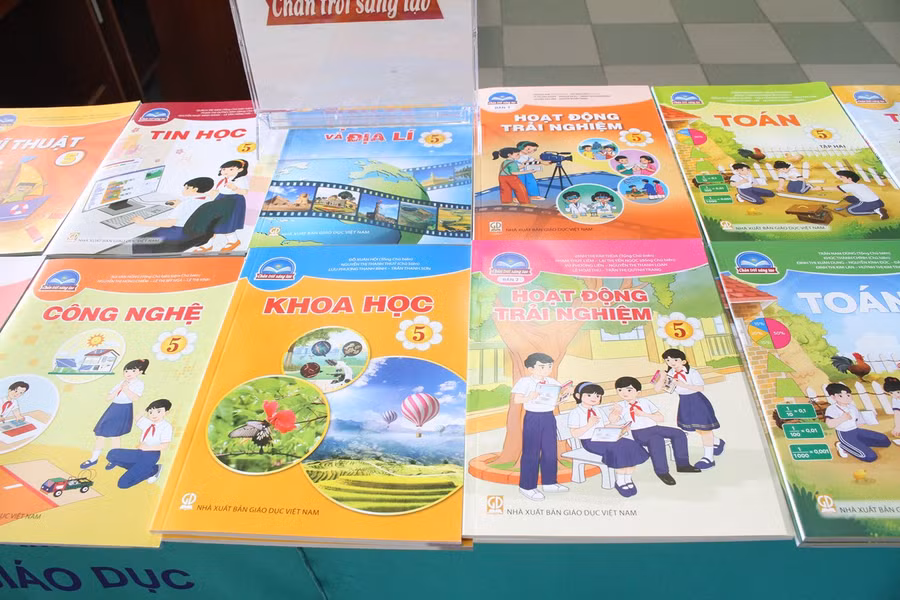 Sách giáo khoa lớp 5 được trưng bày tại hội thảo.