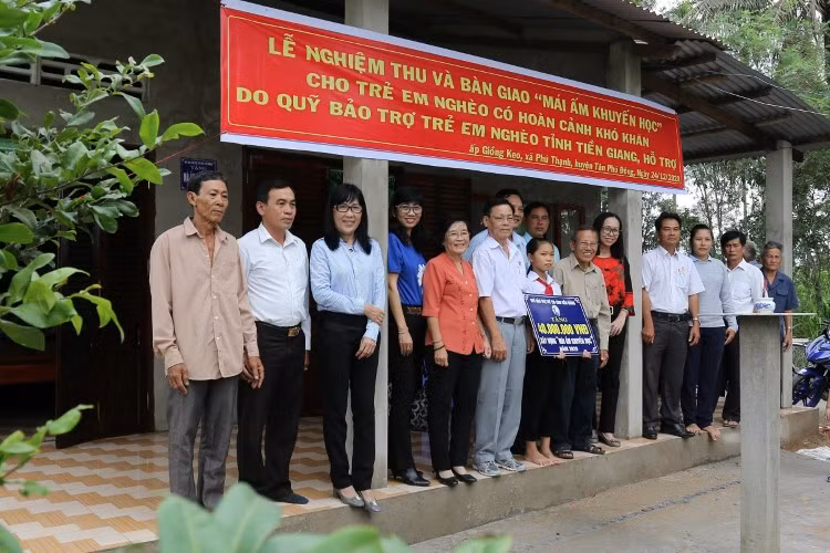 Trao Mái ấm khuyến học cho HS huyện Tân Phú Đông (Tiền Giang). 