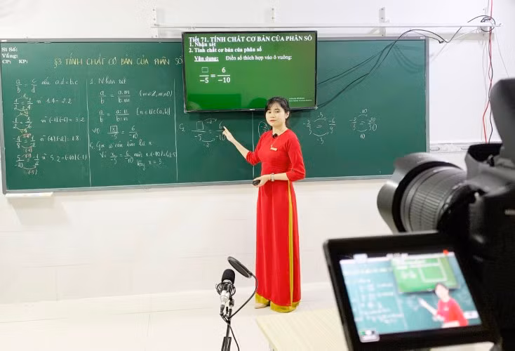 Ứng dụng công nghệ và công cụ kỹ thuật vào đổi mới phương pháp giảng dạy – học tập được thực hiện hiệu quả trong thời gian qua. Ảnh: CT