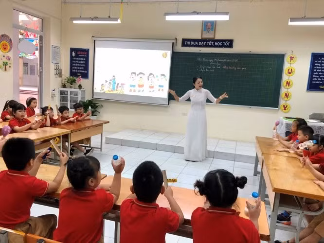 GV và HS Trường Tiểu học Phan Đình Giót (Thanh Xuân – Hà Nội). Ảnh chỉ mang tính minh họa