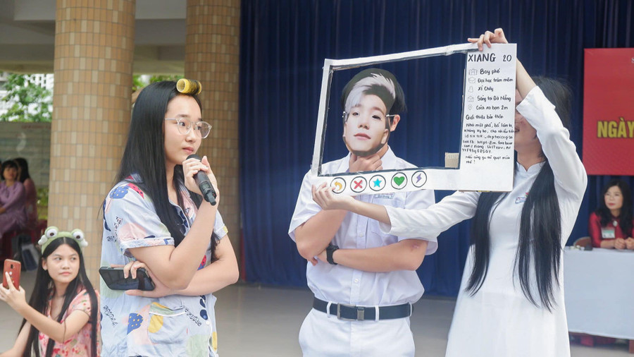 Một cảnh trong tiểu phẩm “Hẹn hò thời 4.0” do học sinh Trường THPT Phan Châu Trinh (Đà Nẵng) thể hiện. (Ảnh: NTCC)