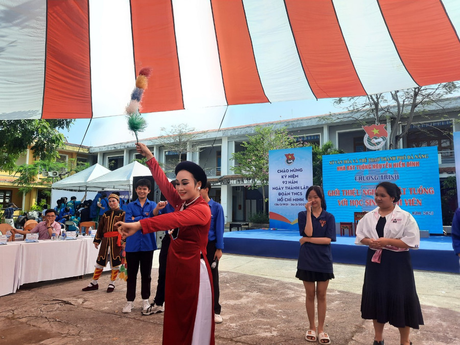 Học sinh Trường THPT Hoàng Hoa Thám được các diễn viên nhà hát Tuồng hướng dẫn một số động tác biểu diễn của nghệ thuật tuồng.