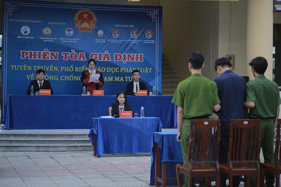 Phiên tòa giả định tại Trường THPT Nguyễn Trãi (quận Liên Chiểu, TP Đà Nẵng) do Trường ĐH Luật, ĐH Huế phối hợp tổ chức. (Ảnh: Trường ĐH Luật, ĐH Huế).