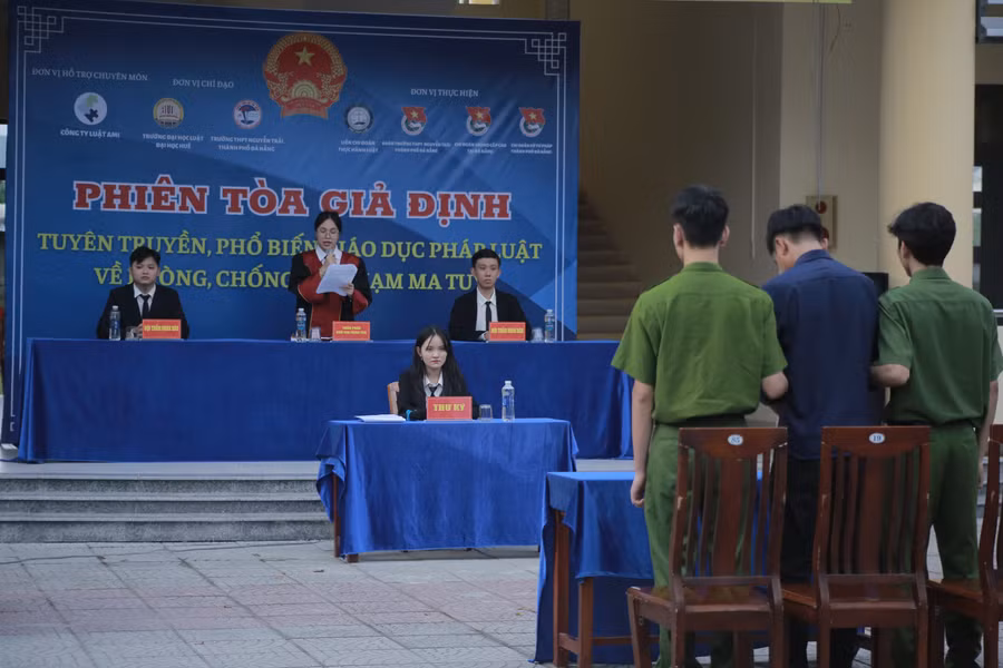 Phiên tòa giả định tại Trường THPT Nguyễn Trãi (quận Liên Chiểu, TP Đà Nẵng) do Trường ĐH Luật, ĐH Huế phối hợp tổ chức. (Ảnh: Trường ĐH Luật, ĐH Huế).