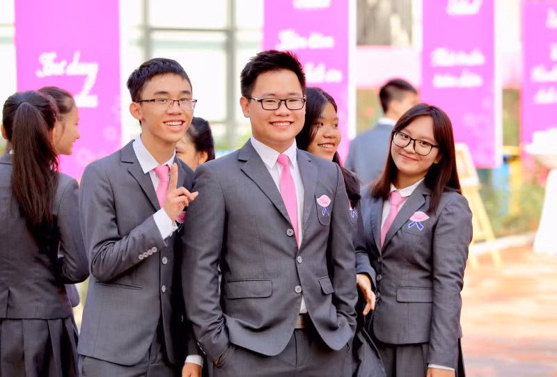 Nguyễn Anh Trung (giữa) và các bạn học tại Trường TH School.