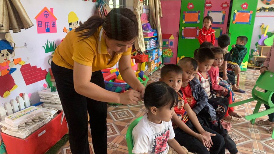 Cô giáo Trương Ngọc Bích ân cần chăm sóc từng trò nhỏ. Cô giáo Trương Ngọc Bích ân cần chăm sóc từng trò nhỏ.