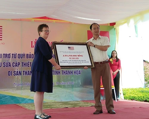 Tham tán Thông tin Văn hóa Đại sứ quán Hoa Kỳ Molly Stephenson trao tài trợ cho dự án tu sửa Di sản Nhà Hồ, tỉnh Thanh Hóa.