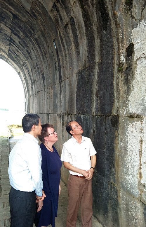 Giám đốc Trung tâm Bảo tồn Di sản Trung tâm Thành Nhà Hồ Đỗ Quang Trọng giới thiệu Di sản Thành Nhà Hồ tới Tham tán Thông tin Văn hóa Đại sứ quán Hoa Kỳ Molly Stephenson.