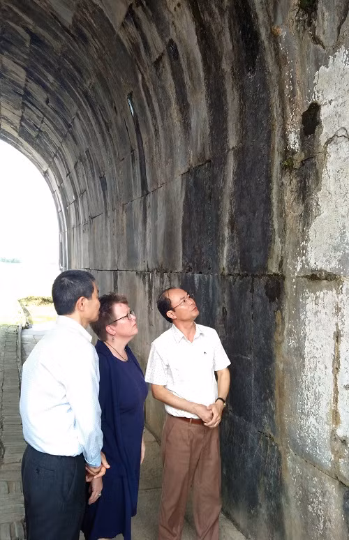 Giám đốc Trung tâm Bảo tồn Di sản Trung tâm Thành Nhà Hồ Đỗ Quang Trọng giới thiệu Di sản Thành Nhà Hồ tới Tham tán Thông tin Văn hóa Đại sứ quán Hoa Kỳ Molly Stephenson.