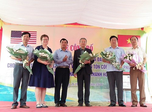 Tham tán Thông tin Văn hóa Đại sứ quán Hoa Kỳ Molly Stephenson chụp ảnh lưu niệm cùng lãnh đạo tỉnh Thanh Hóa.