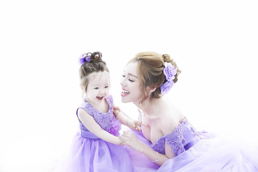 Elly Trần tung clip “nhảy múa tưng bừng” cùng con gái Mộc Trà