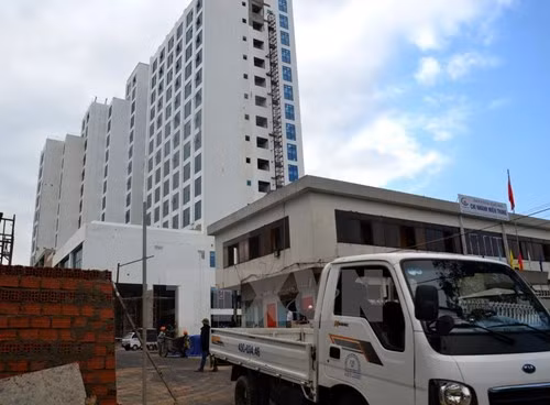 Công trình khách sạn Royal Lotus Đà Nẵng, nơi xảy ra tai nạn. (Ảnh: Đinh Văn Nhiều/TTXVN)