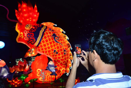 Người Sài Gòn selfie bên lồng đèn Nguoi Sai Gon selfie ben long den
