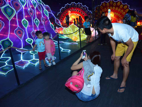 Người Sài Gòn selfie bên lồng đèn Nguoi Sai Gon selfie ben long den