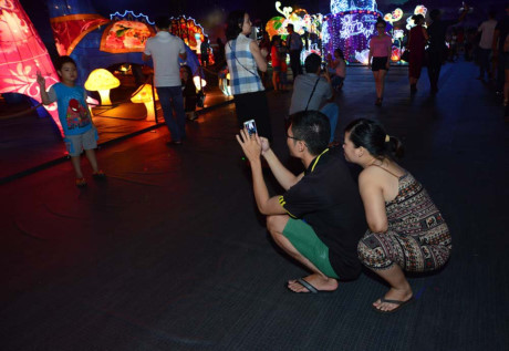 Người Sài Gòn selfie bên lồng đèn Nguoi Sai Gon selfie ben long den