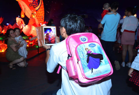 Người Sài Gòn selfie bên lồng đèn Nguoi Sai Gon selfie ben long den