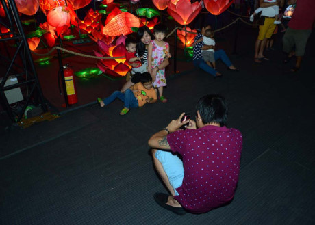 Người Sài Gòn selfie bên lồng đèn Nguoi Sai Gon selfie ben long den