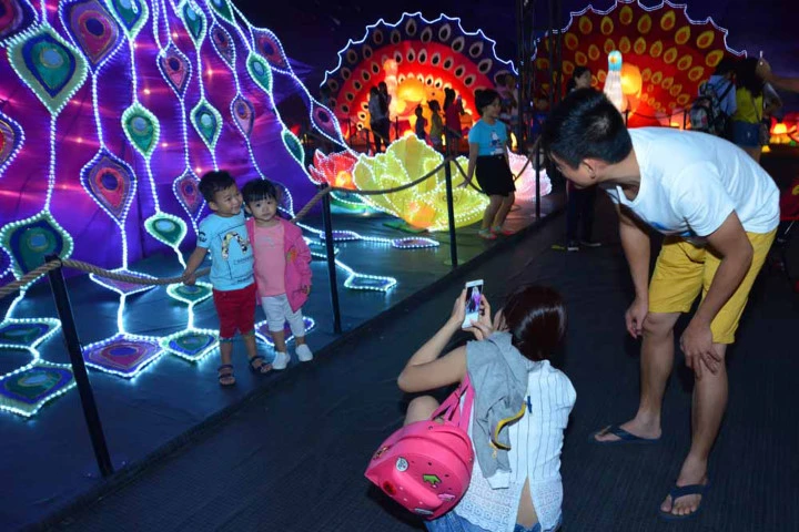 Người Sài Gòn selfie bên lồng đèn "khủng"