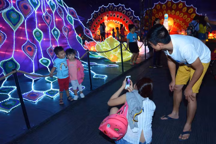 Người Sài Gòn selfie bên lồng đèn "khủng"