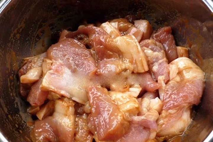 Bữa cơm gia đình dân dã, đậm đà lại giàu dinh dưỡng cùng ba chỉ kho trám