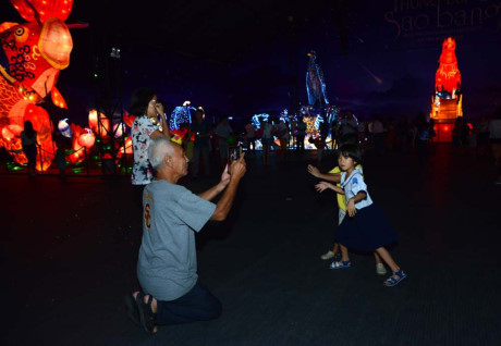 Người Sài Gòn selfie bên lồng đèn Nguoi Sai Gon selfie ben long den