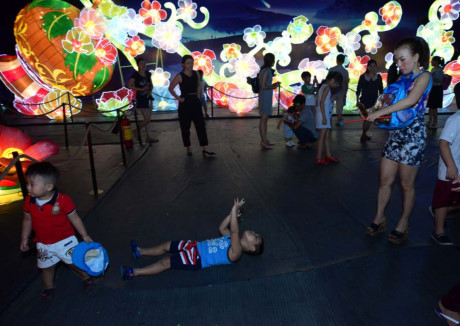 Người Sài Gòn selfie bên lồng đèn Nguoi Sai Gon selfie ben long den