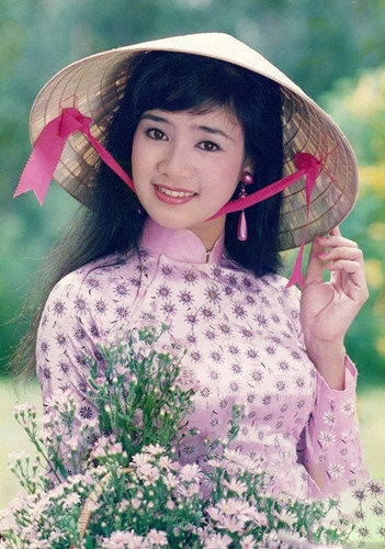 Thời trang sao Việt xưa: Lá ngọc cành vàng từng làm khán giả chao đảo 20 năm trước - Ảnh 9 Thoi trang sao Viet xua: La ngoc canh vang tung lam khan gia chao dao 20 nam truoc - Anh 9